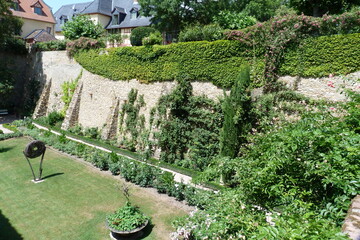 Burggarten mit Mauern in Eltville am Rhein