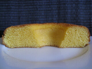 torta o rosca de maíz cortada a la mitad con vista de miga de los dos laterales del bizcocho - obrazy, fototapety, plakaty