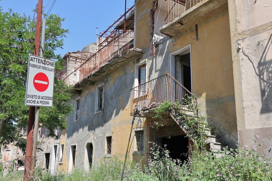 Conza - Edifici pericolanti del borgo abbandonato
