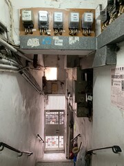 Entrée d'immeuble vétuste du quartier de Kowloon à Hong Kong