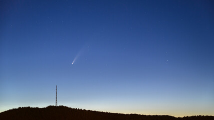 Obraz premium Antenna silhouette and Comet C/2020 F3 Neowise in the night sky.