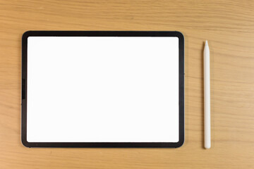机の上のタブレットとスタイラスペンのモックアップ