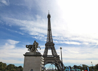 Fototapeta na wymiar Paris and it´s famous Eiffel tower in a blue sky 