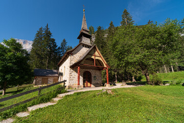 Fototapeta na wymiar Small church surrounded by nature under the Seekofel