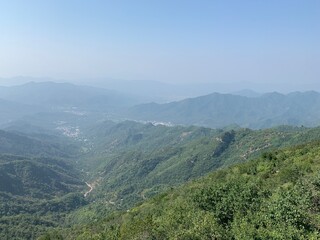 Fototapeta na wymiar Paysage de montagne vue depuis la Grande Muraille de Chine 