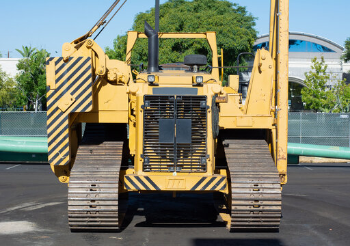 Pipelayer sideboom with crane