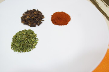 Especias que dan sabor y olor a las comidas, especias que dan color a los platos, cilantro,...