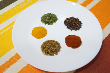 Especias que dan sabor y olor a las comidas, especias que dan color a los platos, cilantro, cúrcuma, pimienta, perejil, colorante, comino, pimentón, cebollino, clavo