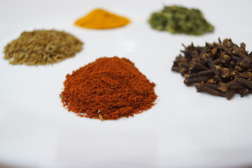 Especias que dan sabor y olor a las comidas, especias que dan color a los platos, cilantro, cúrcuma, pimienta, perejil, colorante, comino, pimentón, cebollino, clavo