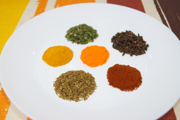 Especias que dan sabor y olor a las comidas, especias que dan color a los platos, cilantro, cúrcuma, pimienta, perejil, colorante, comino, pimentón, cebollino, clavo