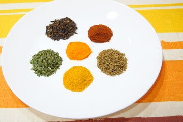 Especias que dan sabor y olor a las comidas, especias que dan color a los platos, cilantro, cúrcuma, pimienta, perejil, colorante, comino, pimentón, cebollino, clavo