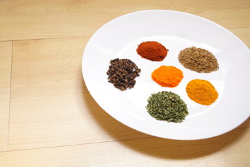 Especias que dan sabor y olor a las comidas, especias que dan color a los platos, cilantro,...
