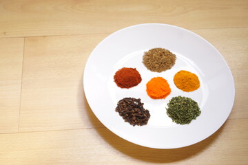 Especias que dan sabor y olor a las comidas, especias que dan color a los platos, cilantro, cúrcuma, pimienta, perejil, colorante, comino, pimentón, cebollino, clavo