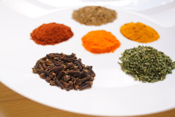 Especias que dan sabor y olor a las comidas, especias que dan color a los platos, cilantro, cúrcuma, pimienta, perejil, colorante, comino, pimentón, cebollino, clavo