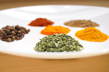 Especias que dan sabor y olor a las comidas, especias que dan color a los platos, cilantro, cúrcuma, pimienta, perejil, colorante, comino, pimentón, cebollino, clavo