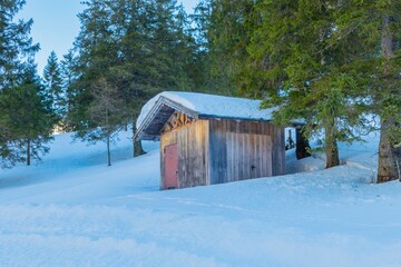 Holzhütte in den Alpen Winter 