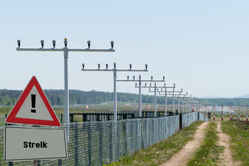 Achtungsschild Streik Flughafen