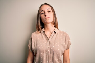 Obraz premium Young beautiful woman wearing casual shirt standing over isolated white background Relaxed with serious expression on face. Simple and natural looking at the camera.
