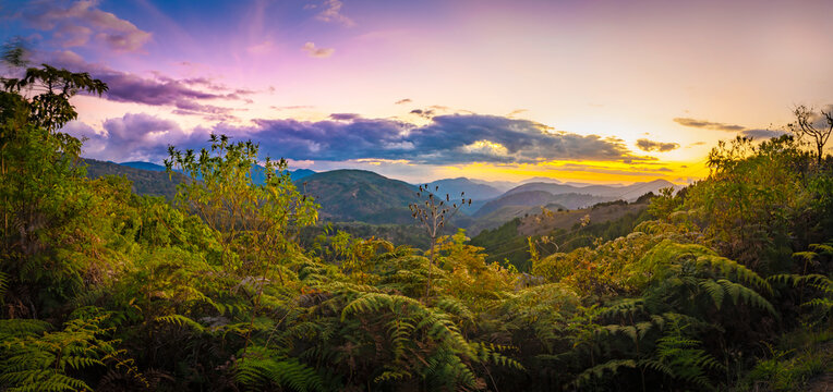 Atardecer monta&ntilde;as de Santa Maria de Dota. 