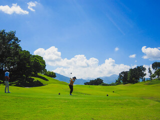 天気のいいインドネシアのゴルフ場でゴルフ