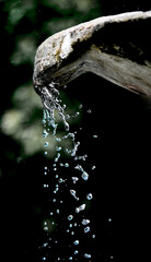 Obraz na płótnie Canvas Water flowing from a fountain