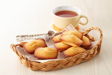 紅茶と美味しそうなフィナンシェ【ティータイム】