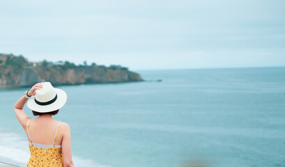 Fototapeta na wymiar woman wearing hat and travel on the beach.