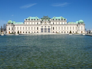 Fototapeta na wymiar Schloss Belvedere mit großem Teich in Wien, Österreich