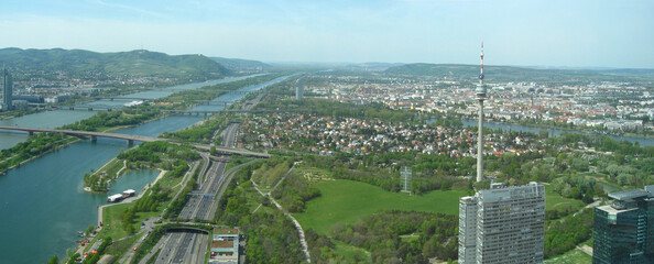 Panoramablick über Donau, Neue Donau. und Donauinsel in Wien, Österreich