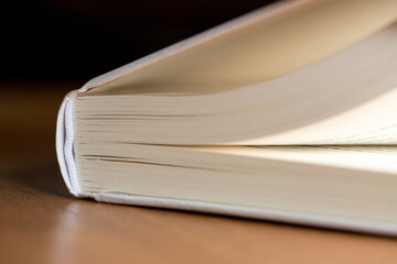 机にある本のアップ写真