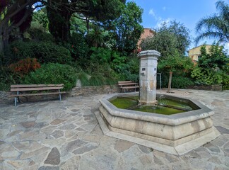 Fototapeta premium Bormes les mimosas plus beau village de france sur la côte d'azur, ville fleurie maison en pierre ainsi que de nombreux vestiges et vu sur la mer méditérannée, lieu touristique chaleur soeil fleur
