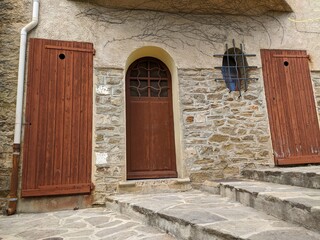 Bormes les mimosas plus beau village de france sur la côte d'azur, ville fleurie maison en pierre...
