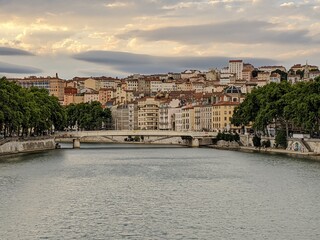 Obraz premium La cité de Lyon, cathédrale et vieux bouchon, parc et ville moderne, Rhône et Saône ,agréable touriste et été 2021 gastronomie française
