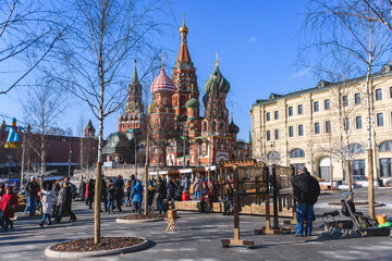 Obraz premium Russia, Moscow, February 2020: St. Basil's Cathedral on red square in Moscow. The view from the Park Zaryadye.