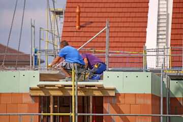 Bauarbeiter (Maurer) auf der Baustelle
