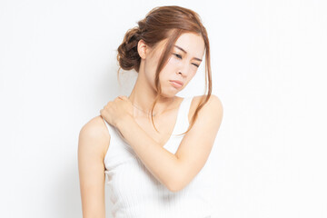肩に手を当てる若い女性