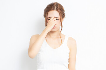 疲れ目に悩む若い女性