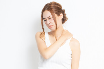 肩に手を当てる若い女性