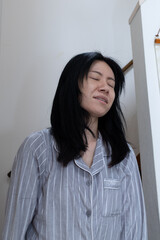 30代の寝起きのアジア人、女性（パジャマ姿）