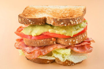 Sandwich LGBT lettuce, guacamole, bacon and tomato