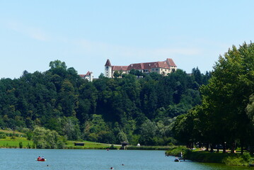 Sulmsee mit Blick auf das Schloss Seggau