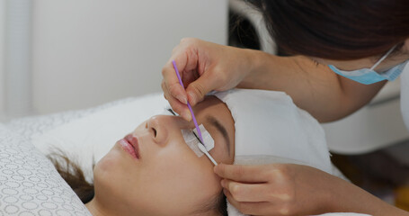 Woman perm her eyelash at beauty salon