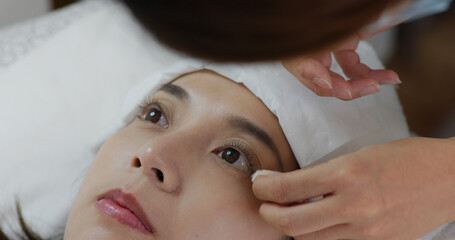 Fototapeta na wymiar Woman perm her eyelash at beauty salon