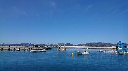Fototapeta na wymiar 小さな漁港、漁船、青い海、青い空、宮城県・田代島/Fishing port at Tashiro island, Miyagi