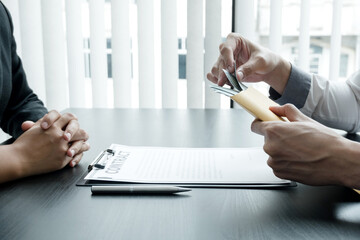 Businessmen make an agreement with the money proposed by his partner to bribe in the company. The...