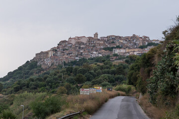 idyllische Stadtansicht am Hügel - Italien