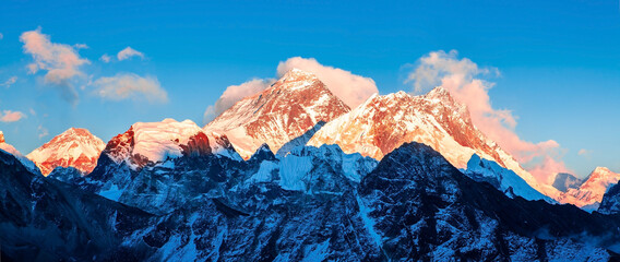 Mount Everest at Sunset. Beautiful himalayan landscape. View from Gokyo Ri. - obrazy, fototapety, plakaty