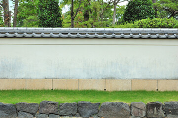 土塀と日本庭園
