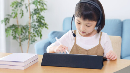 ペンタブレットを使う女の子　タブレット学習　オンライン学習　エドテック　EdTech