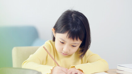 勉強する女の子　学習塾